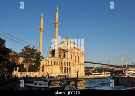 Türkei, Istanbul, Ortaköy Moschee, Bosporus-Brücke im Hintergrund, Stockfoto