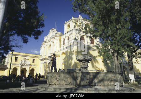 Guatemala, Antigua Guatemala, Kirche Iglesia Y Convento De Nuestra Señora De La Merced, Mittelamerika, Lateinamerika, Stadt, Reiseziel, Tourismus, UNESCO-Weltkulturerbe, Ort von Interesse, Gebäude, Struktur, Architektur, Kirche, Heilige Bau, glauben, Religion, Christentum, außerhalb, Menschen, Stockfoto