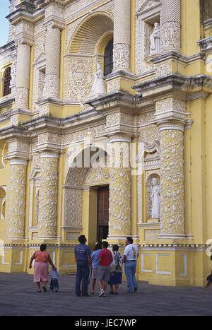 Guatemala, Antigua Guatemala, Kirchenportal, Besucher, kein Model release, Mittelamerika, Lateinamerika, Stadt, Reiseziel, Tourismus, UNESCO-Weltkulturerbe, Ort von Interesse, Gebäude, Struktur, Architektur, Eingang, Portal, Kirche, Heilige Bau, glauben, Religion, Christentum, außen, Menschen, einheimische, Gläubige, Iglesia Y Convento De Nuestra Señora De La Merced, Stockfoto