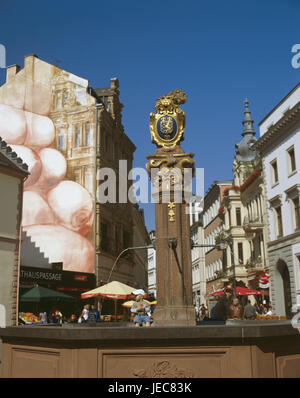 Deutschland, Hessen, Wiesbaden, Schlossplatz, Markt gut, Marktstrasse, Passanten, Sommer, Stadt, Altstadt, Blick auf die Stadt, Fußgängerzone, Brunnen, Häuser, Seite Fassade, Malerei, Fassade Malerei, Fassade erstellen, Farben, Ort von Interesse, Straßencafés, Menschen, Stockfoto