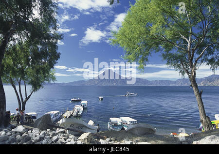 Guatemala, Lago De Atitlan, Panajachel, Vulkan, Brücken, Boote, Mittelamerika, Lateinamerika, Hochlandregion, Atitlansee, See, Landschaft, Anlegestellen, Bootssteg, Wasser, Aussicht, Berge, Wolken, Ausflugsschiffe, Navigation, Tourismus, Stockfoto