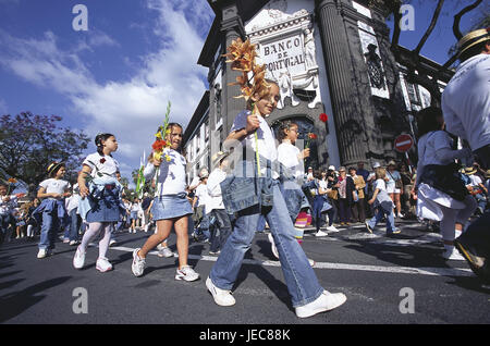 Insel Madeira, Funchal, Portugal, Festa da Flor, speichern, Inselhauptstadt, Blume fest, Blume speichern, Prozession, Person, Kinder, Blumen, Blüten, Carry, Attraktion, Ort von Interesse, Reiseziel, Tourismus, Stockfoto