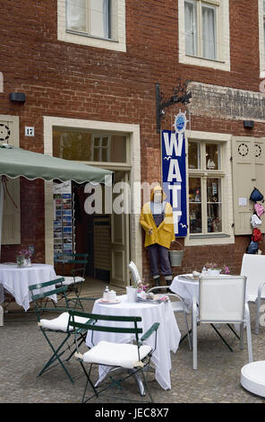 Deutschland, Brandenburg, Potsdam, niederländische vierte, Café, draußen, Ganzsache Rack, Stadt, Stadt Viertens Becken quadratisch, Backsteinbau, Baustil, Ziegel, rot, Fenster, Eingang, Souvenir-Shop, Postkarten, Zeichen, Gastronomie, Restaurant, Tabellen, bedeckt, Kappen, Tisch Stühle, niemand, Tourismus, Stockfoto