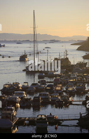 Grönland, Disko-Bucht, Ilulissat, Hafen, Boote, abends Licht, Westgrönland, Ziel, Brücken, Stege, Motorboote, Segelboote, Fräser, Ansicht, Breite, Abstand, Meer, Arktis, Eisschollen, Fjord, Treibeis, Eisberge, dunstig, Stockfoto