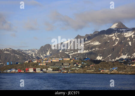 Grönland, Sisimiut, Blick auf die Stadt, Holzhäuser, Berge, Schnee Reste, Westgrönland, Stadt, Häuser, Wohnhäuser, hell, Fachwerk-Bau Weise, Wasser, Meer, Arktis, Küste, Fels, Himmel, Wolken, Schnee, Landschaft, Stockfoto