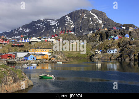 Sisimiut, Blick auf die Stadt, Holzhäuser, Bucht, Grönland, Boote, Westgrönland, Stadt, Ziel, Gebäude, Architektur, Häuser, Wohnhäuser, Fachwerk-Bau Weise, menschenleer, Felsen, Berge, Meer, Schnee Reste, Motorboote, Stockfoto