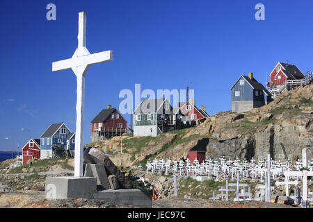 Grönland, Upernavik, Wohnhäuser, Friedhof, Kreuze, Nordwest-Grönland, Küste, Town, der Arktis, Häuser, Holzhäuser, Architektur, Fachwerk-Bau Weise, in der Regel für Land, menschenleer, glauben, Religion, Christentum, Himmel, blau, wolkenlos, Felsen, Gräber, Stockfoto