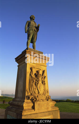 Großbritannien, England, North Yorkshire, Whitby, Statue von Captain Cook, Europa, Ziel, Ort von Interesse, Tourismus, Denkmal, Seemann, Standbild, abends Licht, Küste, Meer, Himmel, wolkenlos, menschenleer, historisch, Kultur, Stockfoto