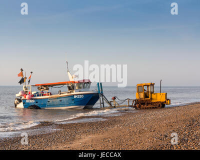 Angelboot/Fischerboot ins Leben gerufen vom Strand Aldeburgh, Suffolk, England Stockfoto