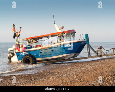 Angelboot/Fischerboot ins Leben gerufen vom Strand Aldeburgh, Suffolk, England Stockfoto
