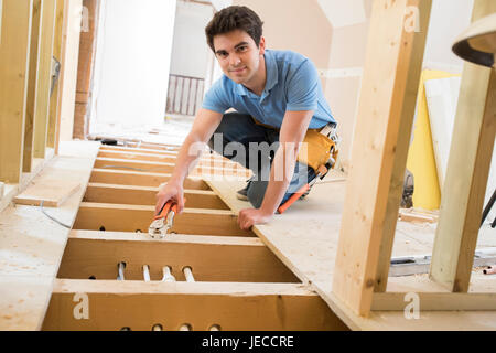 Porträt von Trainee Klempner Arbeiten an Zentralheizung Stockfoto