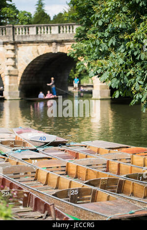 Bootfahren In Punts am Fluss Cherwell In Oxford Stockfoto