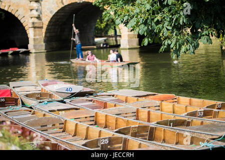 Bootfahren In Punts am Fluss Cherwell In Oxford Stockfoto