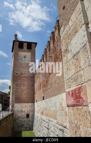 Eingang des Castelvecchio Museum in Verona, Italien. Die mittelalterlichen Castelvecchio wurde zwischen 1354 und 1356 erbaut. Stockfoto