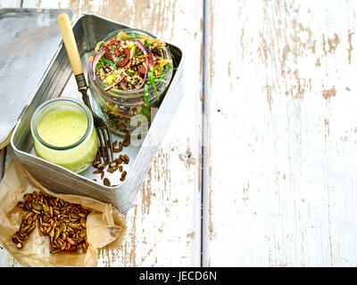 Quinoa-Salat und gerösteten Nüssen lunchbox Stockfoto