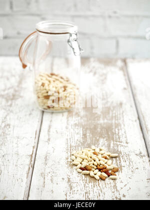 Glas mit Borlotti und Cannellini Bohnen auf hölzerne Arbeitsplatte Stockfoto