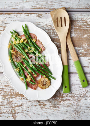 Bohnensalat mit Speck und Knoblauch Stockfoto