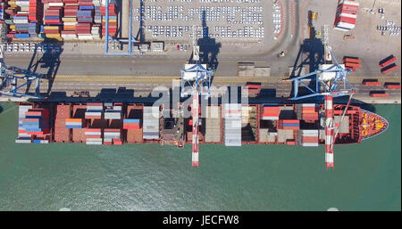Handelshafen mit containerschiff - von oben nach unten Luftbild. Stockfoto