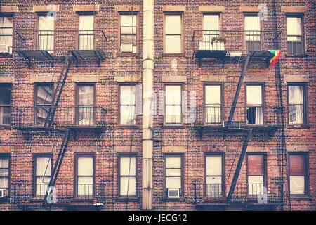 Alte film Retro-Stil Foto eines Gebäudes mit Feuerleiter, eines der Wahrzeichen New York City, USA.