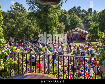 Musikpavillon aus dem Sun-Pavillon während der jährlichen 1940er Jahre Tag der offenen Tür im Valley Gardens Harrogate North Yorkshire England Stockfoto