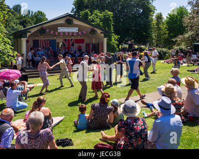 Swing Tänzer auf dem Musikpavillon während der jährlichen 1940er Jahre Tag der offenen Tür im Valley Gardens Harrogate North Yorkshire England Stockfoto