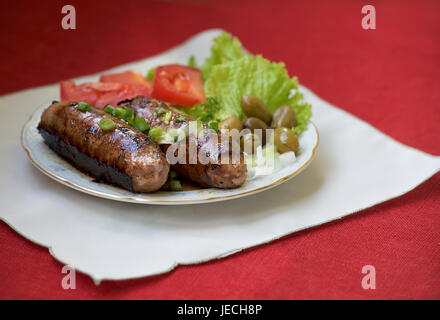 Maltesische Grill Würstchen serviert auf einem Tisch mit Gemüse. Grill Würstchen. Würstchen grillen Stockfoto