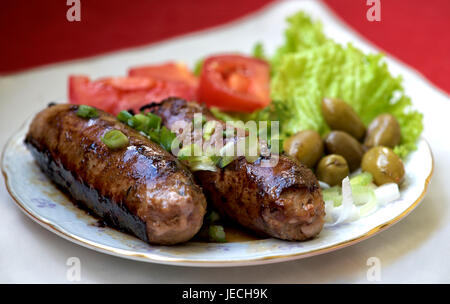 Zitronen Dessert, Zitrone Kleinigkeit, Käsekuchen, Schlagsahne, Parfait. Lecker lecker Kuchen serviert im Glas auf einem grauen Hintergrund. Stockfoto