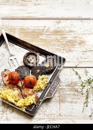 komplettes englisches Frühstück mit Blutwurst Speck Champignons und Eiern Stockfoto