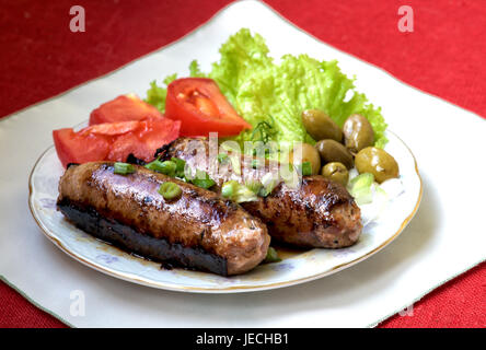 Maltesische Grill Würstchen serviert auf einem Tisch mit Gemüse. Grill Würstchen. Würstchen grillen Stockfoto