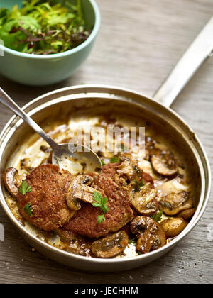 Schweinefleisch Wurst Pastetchen und Pilz warmes Frühstück im fryingpan Stockfoto