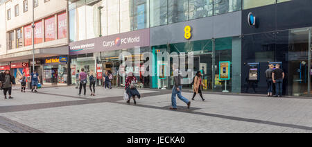 Am frühen Abend in der High Street, Birmingham, England, UK - Fußgänger und Ladenfronten. Stockfoto