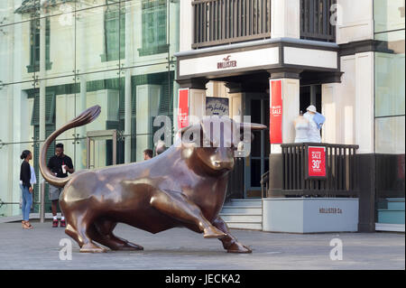 Der Stier von Laurence Broderick, außerhalb Hollisters Kleidung Shop in Bullring Shopping Centre, Birmingham, England, Großbritannien Stockfoto