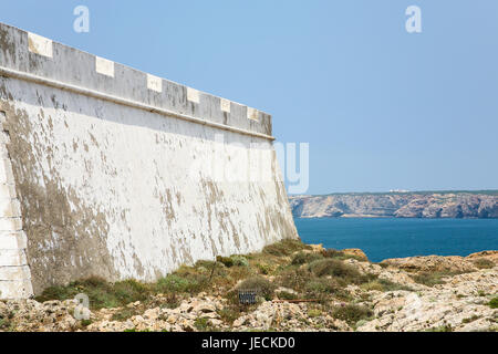 Reisen Sie nach Algarve Portugal - Außenwand der Festung von Sagres auf Kap St. Vincent (Cabo de Sao Vicente) in der Nähe von Sagres Stadt Stockfoto