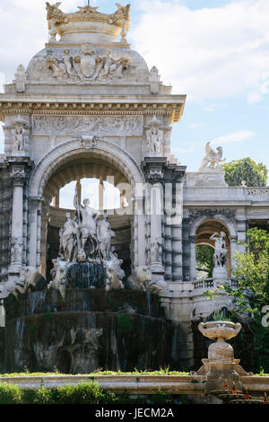 Reisen Sie in die Provence, Frankreich - Außenansicht des Chateau d ' Eau Kaskadenbrunnen im Palais (Palais) Longchamp in Marseille Stadt Stockfoto