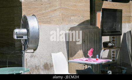 Reisen Sie in die Provence, Frankreich - Lüfter im Straßencafé auf am Quai du Port Wasser im alten Hafen (Vieux Port) in Marseille Stadt an heißen Sommertag Stockfoto