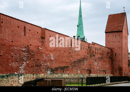 Reisen Sie nach Lettland - roten Wänden und den Ramer Turm der restaurierten Teil der alten Stadtmauer Riga ulica Torna im Herbst Stockfoto