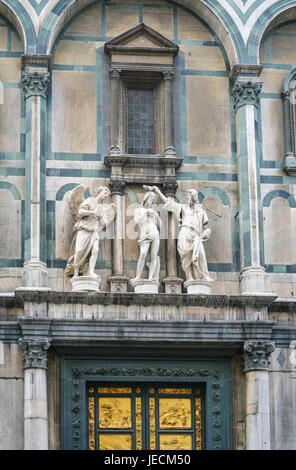 Reisen Sie nach Italien - Statuen über Türen von Battistero di San Giovanni (Baptisterium des Heiligen Johannes) in Florenz Stadt in Wintertag Stockfoto