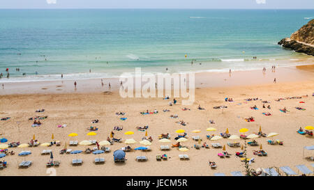 Reisen nach Algarve Portugal - über Ansicht derjenigen, die am städtischen Strand Praia Peneco in Albufeira Stadt Stockfoto