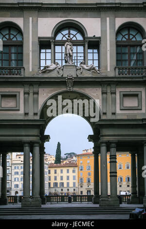 Reisen Sie nach Italien - Blick auf Uffizi Galery Gebäude und Häuser am Wasser Fluss Arno in Florenz Stadt Wintertag Stockfoto