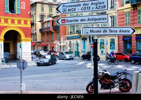 Nizza, Frankreich - 8. Juni 2016: Eine zentrale, belebte Straße in Nizza, Frankreich, gefüllt mit Einzelhandelsgeschäften, Fußgänger und Autos Stockfoto