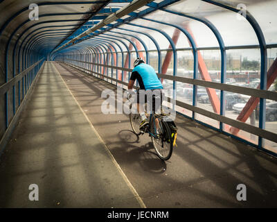 Radfahrer in der Tony Carter-Brücke, ein Zyklus und Fußgängerbrücke überqueren die hauptsächlichbahnlinie in Cambridge UK Stockfoto