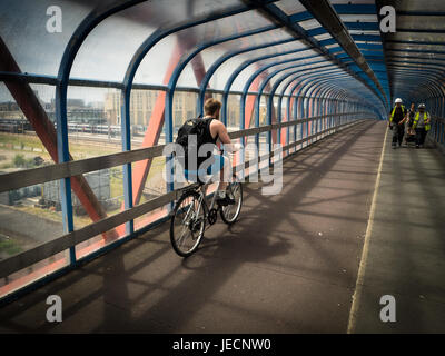 Radfahren Brücke - Radfahrer Fahrt über die Tony Carter Brücke, eine Rad- und Fußgängerbrücke überqueren die Bahnlinie in Cambridge Großbritannien Stockfoto