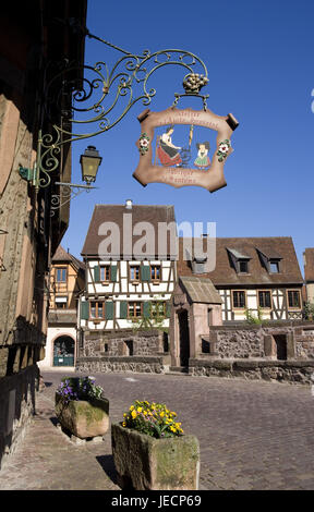 Frankreich, Elsass, Kaysersberg, Fachwerk Häuser, historisch, Gilde-Zeichen, Stockfoto