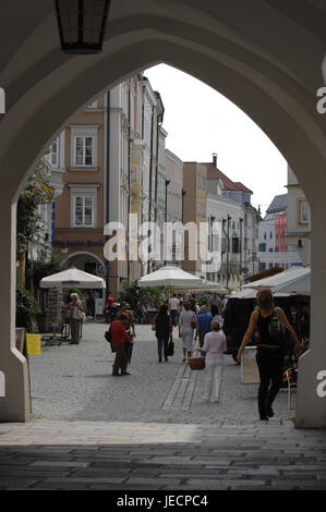 Deutschland, Bayern, Rosenheim, Old Town, Tor, Fußgängerzone, Max-Josefs-Platz, Passanten, Stockfoto