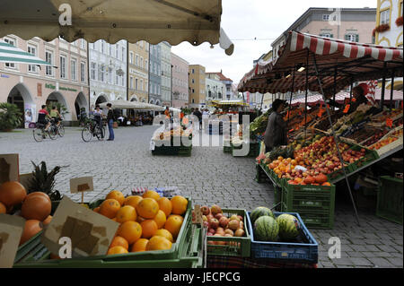 Deutschland, Bayern, Rosenheim, Altstadt, Fußgängerzone, Max-Josefs-Platz, Marktstände, Stockfoto