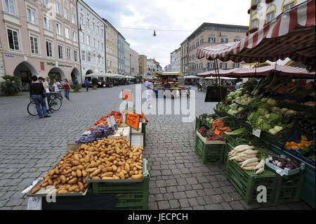 Deutschland, Bayern, Rosenheim, Altstadt, Fußgängerzone, Max-Josefs-Platz, Marktstände, Stockfoto