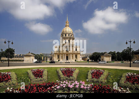 Frankreich, Paris, ungültige's Kathedrale, Park, Hauptstadt, Stadt, Gebäude, Kathedrale, Kirche, Kathedrale, Struktur, Glanz Bau, Architektur, Ort von Interesse, Park, Blumenbeete, Straße, Verkehr, Person, Passanten, Reiseziel, Tourismus, Stockfoto