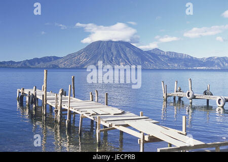 Lago De Atitlan, Guatemala, Panajachel, Vulkan, zu überbrücken, Mittelamerika, Lateinamerika, Hochlandregion, Atitlansee, See, Landschaft, Bootssteg, Bootssteg, Wasser, Aussicht, Berge, menschenleer, Wolken, Stockfoto