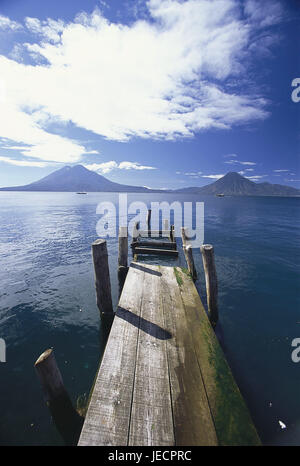 Lago De Atitlan, Guatemala, Panajachel, Vulkan, zu überbrücken, Mittelamerika, Lateinamerika, Hochlandregion, Atitlansee, See, Landschaft, Bootssteg, Bootssteg, Wasser, Aussicht, Berge, Wolken, Stockfoto