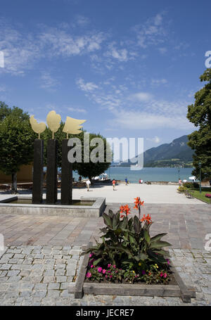 Österreich, Salz Kammer Eigenschaft, Strobl, Promenade, lokale Brunnen, der Wolfgangsee, Kurort, Ort, Dorfplatz, am See, See, na ja, Symbole, golden, solar-Symbol, Symbol Wasser, Wind-Symbol, Kunst, Tourist, Person, Aussicht, Berge, Tourismus, Sonnenschein, Stockfoto